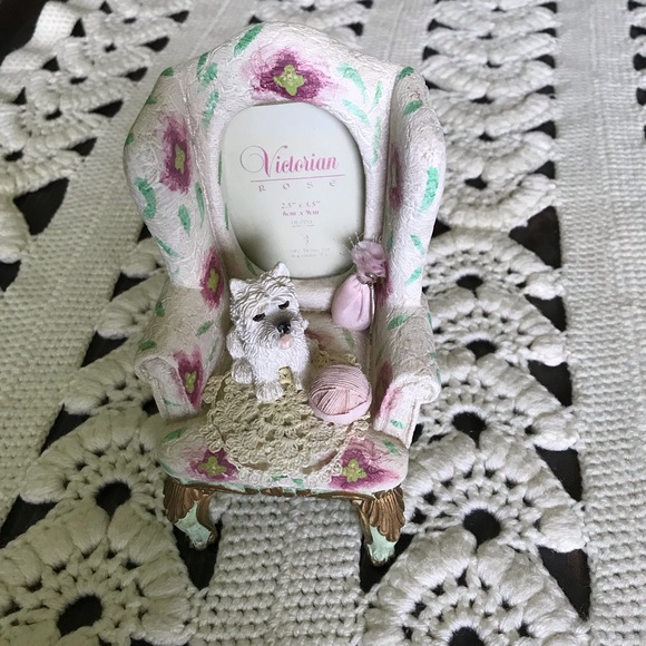 DEZINE Vintage Cottagecore Ceramic Comfy Chair Picture Frame - Picture 2 of 16